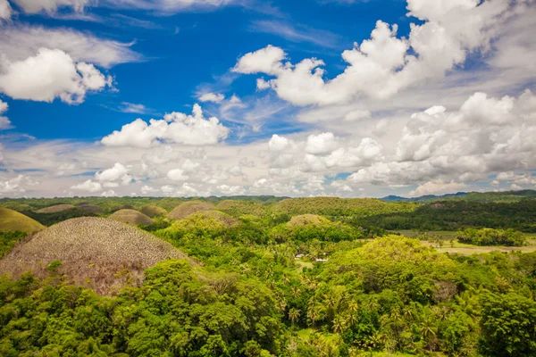 Zielony soczysty i kolorowy Chocolate Hills w Bohol, Filipiny — Zdjęcie stockowe