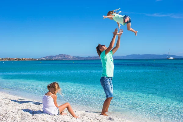 Familj på tre ha roligt under sin tropiska semester — Stockfoto