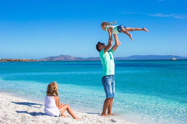 Pappa och två barn under deras tropiska semester — Stockfoto