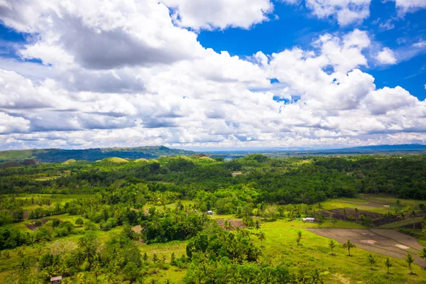 Zielony soczysty i kolorowy Chocolate Hills w Bohol, Filipiny — Zdjęcie stockowe