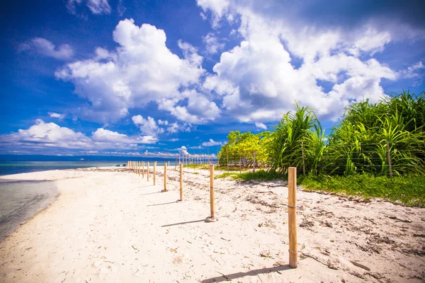 Praia tropical branca bonita na ilha do deserto — Fotografia de Stock