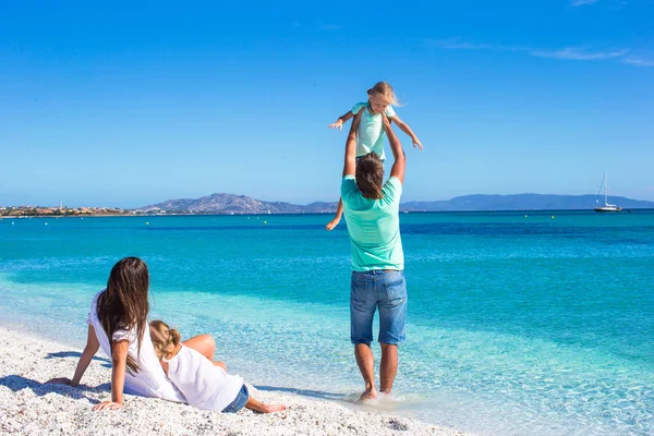 Giovane famiglia di quattro persone durante le vacanze al mare estive — Foto Stock