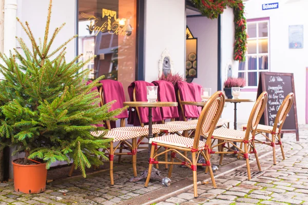 Café en plein air dans la ville européenne au temps de Noël — Photo