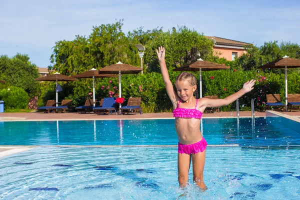 Adorável menina feliz desfrutar de nadar na piscina — Fotografia de Stock