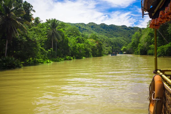 Tropikal loboc river, mavi gökyüzü, bohol Adası, Filipinler — Stok fotoğraf