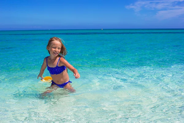 Adorable petite fille s'amuser en eau peu profonde à la plage tropicale — Photo