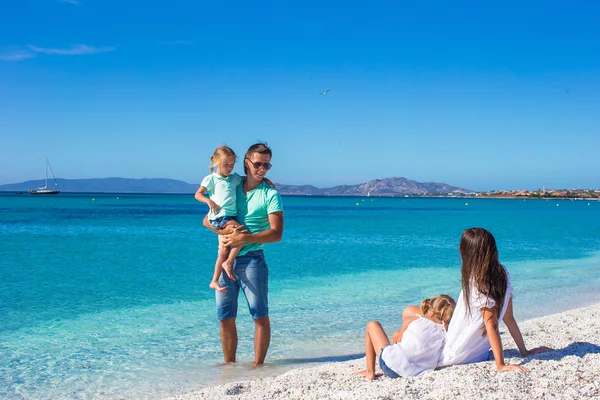 Famiglia felice durante le vacanze estive al mare — Foto Stock