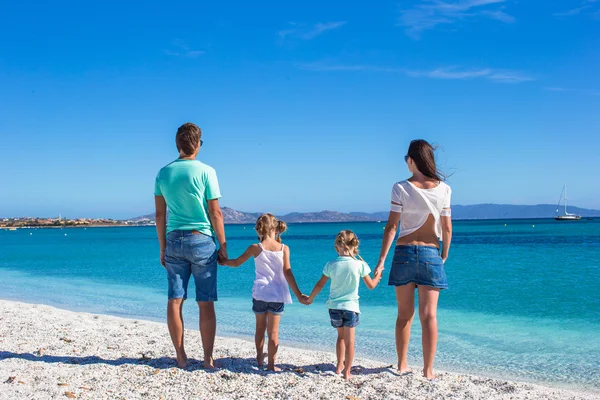 Familj på fyra under sommarlovet beach — Stockfoto