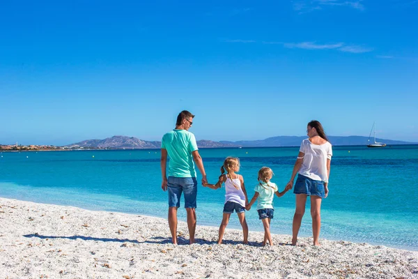 Tropik tatil iki çocuklu genç güzel ailesi — Stok fotoğraf