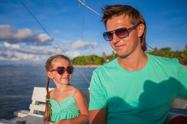 Piccola ragazza adorabile con giovane papà rilassarsi durante la navigazione sulla barca — Foto Stock