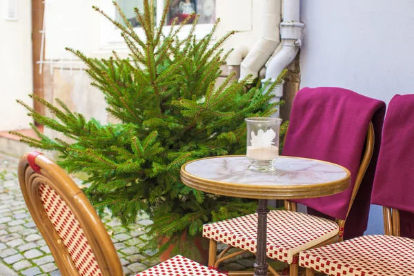 Café en plein air dans la ville européenne au temps de Noël — Photo