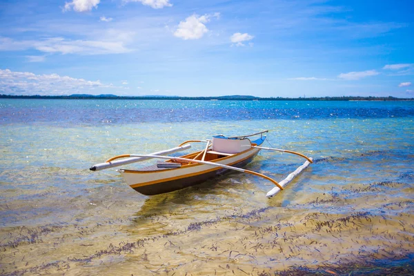 Petit bateau de pêche sur la plage tropicale blanche — Photo