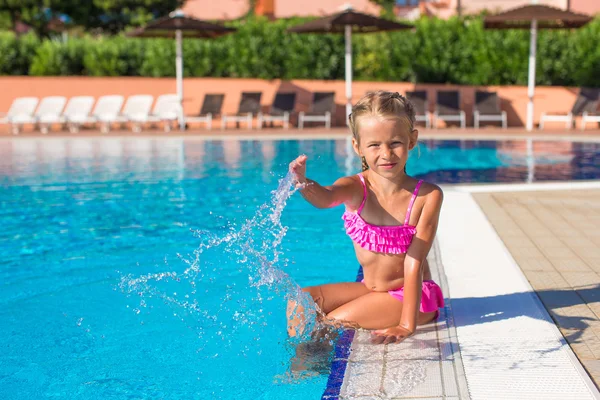Αξιολάτρευτο ευτυχισμένη κοριτσάκι στην πισίνα εκτός — Φωτογραφία Αρχείου