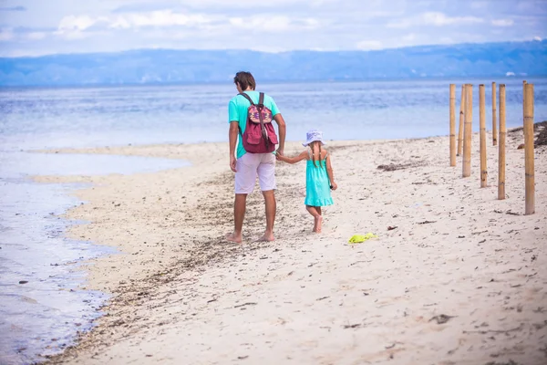 Vista posterior de padre joven y niña caminando por el mar —  Fotos de Stock