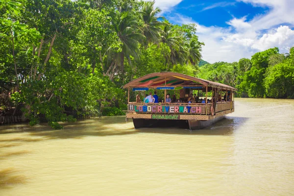 Exotisk kryssning båt med turister på djungel floden Loboc, Bohol — Stockfoto