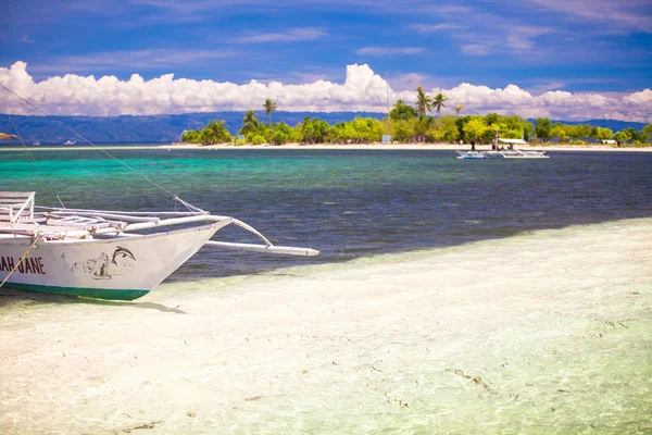 Barco pequeño en la playa tropical de arena blanca —  Fotos de Stock