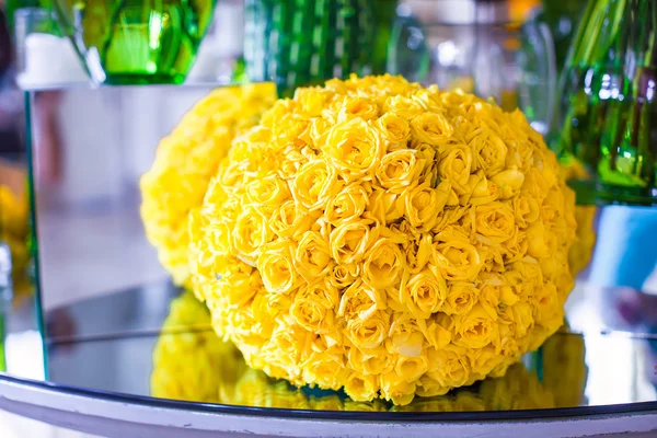 Lindas flores no lobby do hotel de luxo — Fotografia de Stock