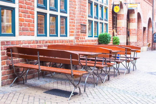 Café al aire libre en la ciudad europea en Navidad —  Fotos de Stock