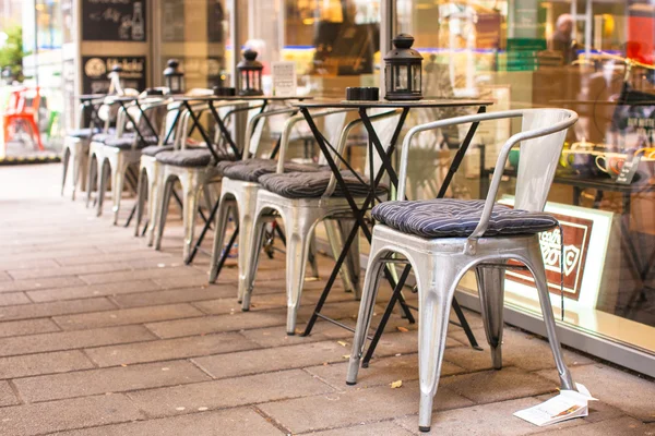 Café ao ar livre na cidade europeia na época do Natal — Fotografia de Stock