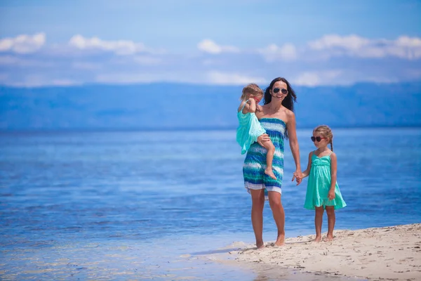 Adorable little girls and young mother on tropical white beach in desert island — Stock Photo, Image