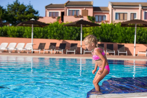 Linda niña feliz divirtiéndose en la piscina —  Fotos de Stock