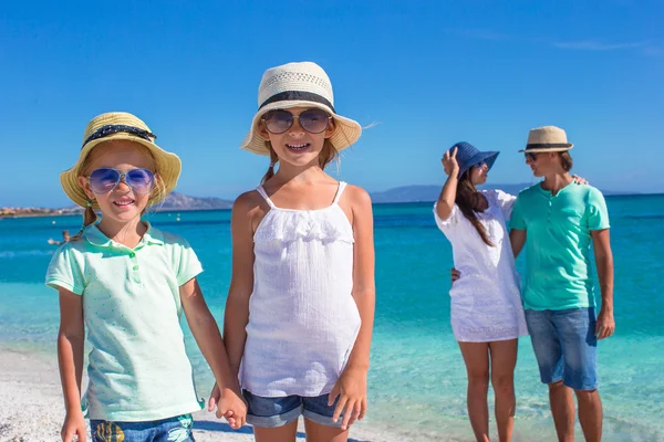 Famiglia felice durante le vacanze estive al mare — Foto Stock