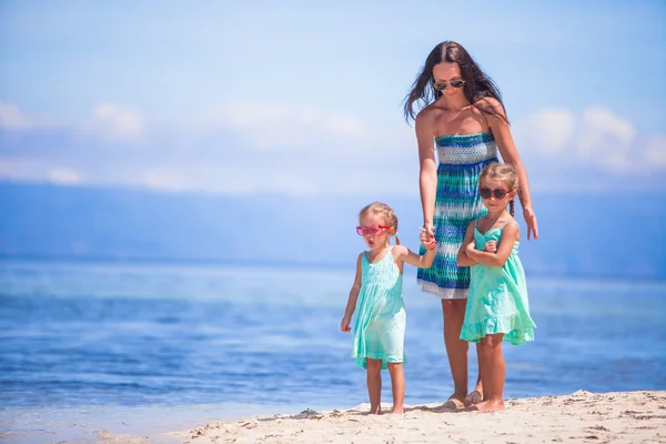 Adorable little girls and young mother on tropical white beach in desert island — Stock Photo, Image