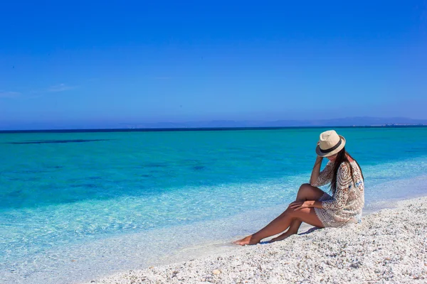 Krásná mladá dívka se těší tropickou dovolenou na pláži — Stock fotografie