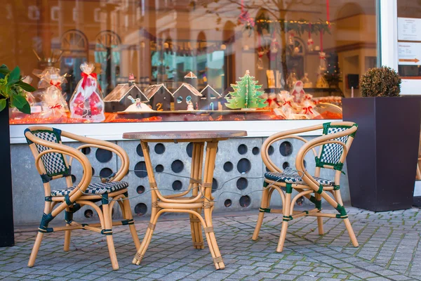 Café al aire libre en la ciudad europea en Navidad —  Fotos de Stock