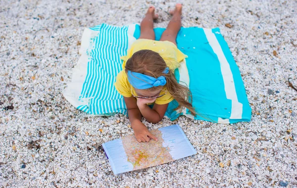 Adorable little girl with map find the way on tropical beach vacation — Stock Photo, Image