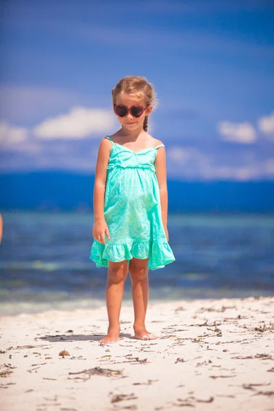 Retrato de la niña feliz disfrutando de vacaciones en la playa —  Fotos de Stock