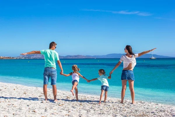Jovem bela família com duas crianças em férias tropicais — Fotografia de Stock