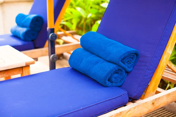 Close-up of towels near swimming pool at tropical resort — Stock Photo, Image