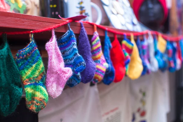 Cadeaux du Nouvel An dans la ville européenne à la veille de Noël — Photo