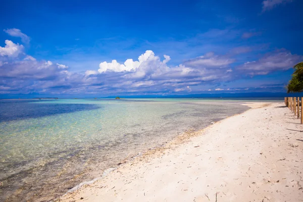 Issız adada güzel beyaz tropikal plaj — Stok fotoğraf