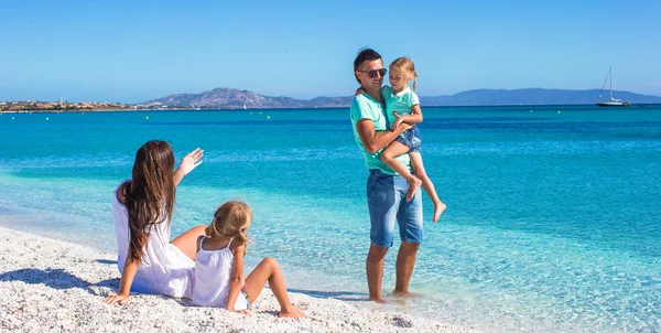 Famiglia di quattro persone che si divertono durante la loro vacanza tropicale — Foto Stock