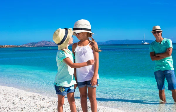 Giovane famiglia felice divertirsi durante le vacanze tropicali — Foto Stock