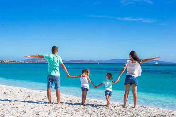 两个小孩的家庭在热带度假的后视图 — 图库照片