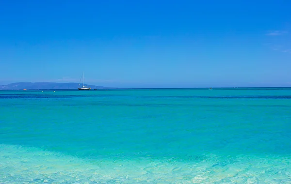 Agua turquesa increíblemente limpia en el mar cerca de la isla tropical —  Fotos de Stock
