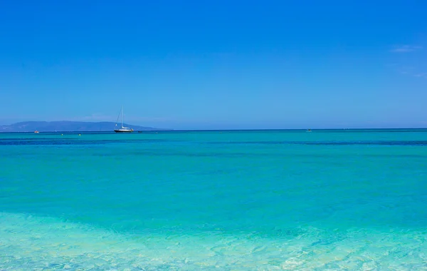 Incredibly clean turquoise water in the sea near tropical island — Stock Photo, Image