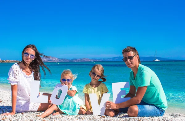 Famiglia felice durante le vacanze estive al mare — Foto Stock