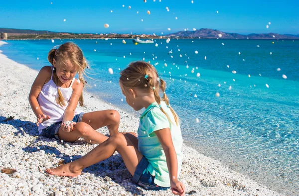 Adorable girls have fun on white beach during vacation — Stock Photo, Image