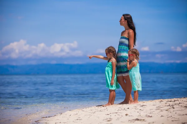 Adorabili bambine e giovane madre sulla spiaggia bianca tropicale nell'isola deserta — Foto Stock