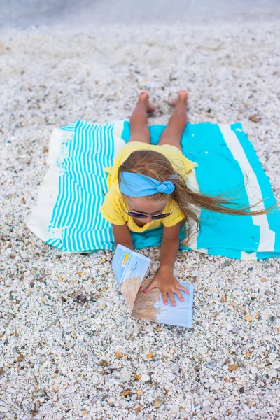 Adorable little girl with map find the way on tropical beach vacation — Stock Photo, Image