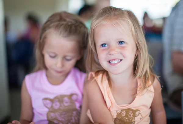 Portret van twee kleine mooie blauwe eyed meisjes — Stockfoto