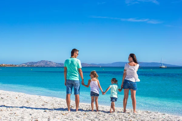 Glad familj på fyra under sommarlovet beach — Stockfoto