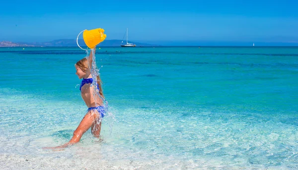 Schattig klein meisje veel plezier op tropisch strand tijdens vakantie — Stockfoto