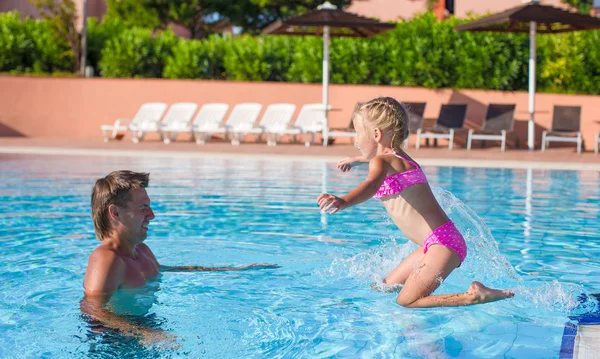 父と少女のプールで泳ぎをお楽しみください。 — ストック写真