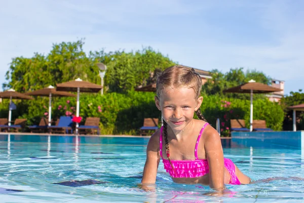 Adorabile felice bambina godere di nuotare in piscina — Foto Stock