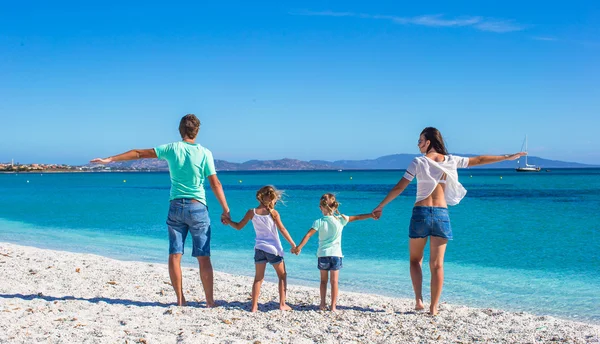 Giovane bella famiglia con due bambini in vacanza tropicale — Foto Stock